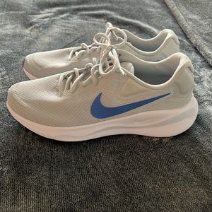 Like new condition women’s Nike sneakers